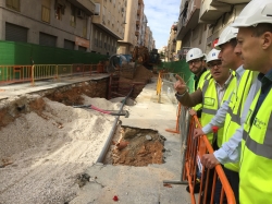 El El alcalde,  visita las obras del colector de Carrús en su primer tramo