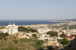 El Gobierno Provincial rechaza la aplicación de una tasa turística que repercuta negativamente en la afluencia de visitantes a la Costa Blanca