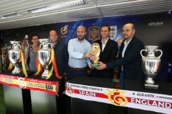 La Diputación de Alicante involucra a los jóvenes en la exhibición de los trofeos de la Selección Española por la provincia