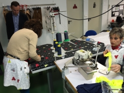 El Ayuntamiento de Elche busca nuevas vías de colaboración con A Puntadas, en su compromiso por la inclusión social