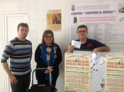 El mercado municipal de abastos sortea entre sus clientes el carro del mes