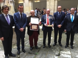 Carlos González entrega el premio Juristas Siglo XXI a Amnistía Internacional