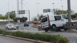 El asfalto mojado por las lluvias provoca un accidente en la entrada de Elx Nord