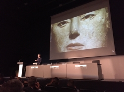 El Centro de Congresos acogió la presentación del documental "A través de la Dama"