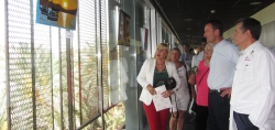 El alcalde de Elche inaugura la exposición de pintura de la  AECC en el Hospital General de Elche