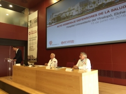 Carlos González felicita al Hospital Universitario del Vinalopó durante el homenaje "Defensores de la Salud 2016"