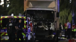 Al menos 84 muertos y más de 100 heridos en Niza por un camión que atropelló a la multitud