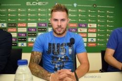 Mandi sufre una lesión de ligamentos cruzados en su rodilla derecha