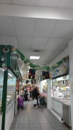 Los usuarios del Centro Ocupacional “Virgen de Los Desamparados” realizan  la decoración navideña del Mercado Municipal de Abastos