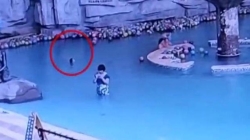 Muere ahogado un niño en una piscina mientras su madre estaba pendiente del teléfono móvil