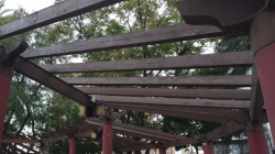 El Ayuntamiento renueva la Plaza de Barcelona con la sustitución de la cubierta de la pérgola y el arreglo del mobiliario urbano