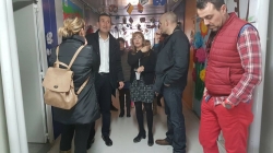 El alcalde traslada a la comunidad educativa de las Bayas que las obras de ampliación del centro comenzarán el año que viene