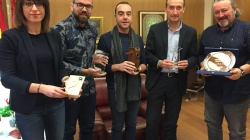 El alcalde recibe a los magos campeones de Europa en magia cómica