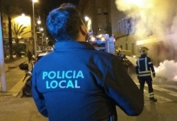 Los Bomberos desalojan una vivienda por la presencia de fuego en su interior