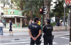 Intervención con menor desatendida en estacionamiento público