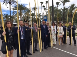 Miembros de la corporación municipal participan en la procesión del Domingo de Ramos