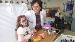 Los menores de la planta de Pediatría del Hospital General Universitario de Elche celebran el Día del Niño Hospitalizado