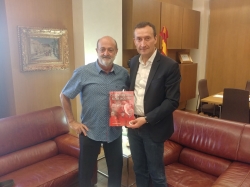 El alcalde recibe a Paco Sánchez, autor del libro Club Atletismo Elche: La Marea Roja.