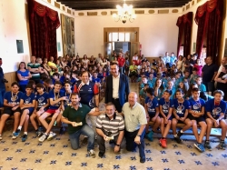 El alcalde recibe a los equipos base del Club Voleibol Elche por su gran temporada