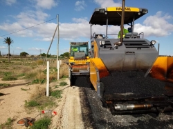 El Ayuntamiento invierte 66.000 euros en asfaltar calles y caminos en mal estado en Torrellano