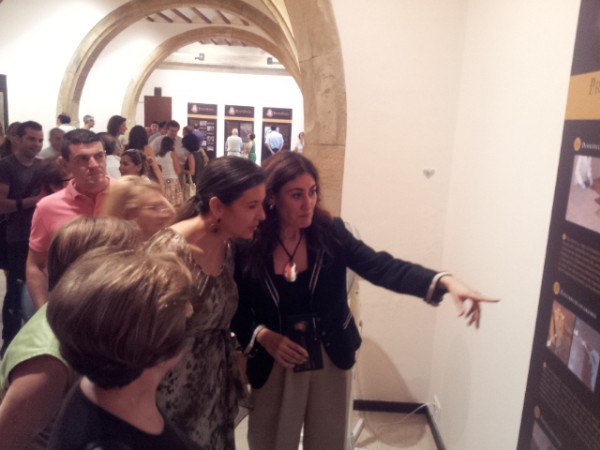 Inaugurada la exposición del retablo de la iglesia de San José dirigida por la restauradora Gemma Mira