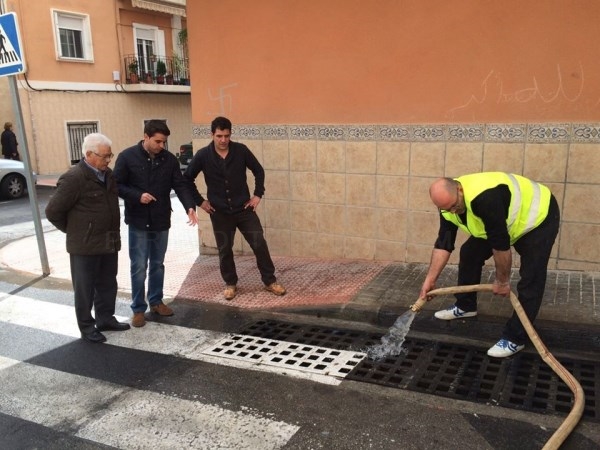 La concejalía de obras está procediendo desde hace unos días a la limpieza de imbornales de Santísima Trinidad, Avenida de la Libertad y Rambla
