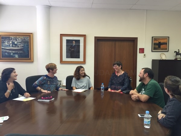 Reunión de la Asociación Valenciana de Esclerosis Lateral Amiotrófica y la alcaldesa de Santa Pola