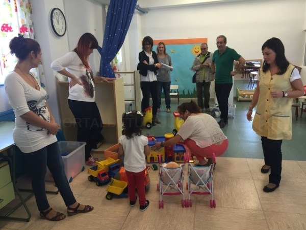 Satisfacción entre padres y docentes tras el primer día de clase para los niños de dos años escolarizados en el Dama d'Elx y el Ausiàs March