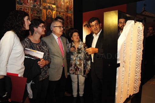 El MARQ confirma el hallazgo de un relieve romano de gran valor arqueológico tras el escudo de los Corella de Cocentaina
