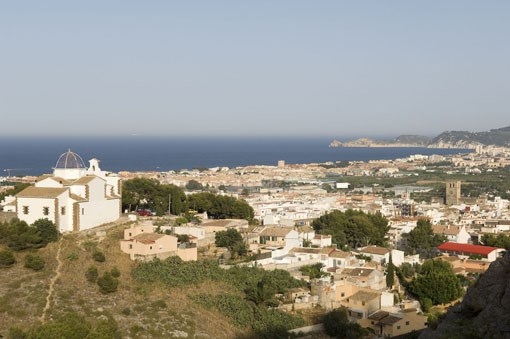 El Gobierno Provincial rechaza la aplicación de una tasa turística que repercuta negativamente en la afluencia de visitantes a la Costa Blanca