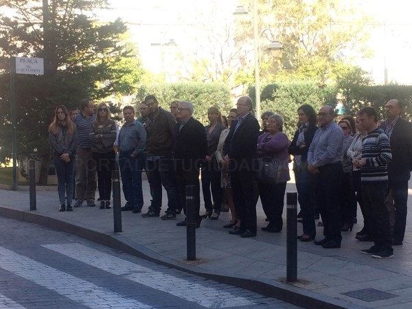 El Ayuntamiento muestra su condena por la violencia de género y se suma a los 3 minutos de silencio por la muerte de dos mujeres en Llíria
