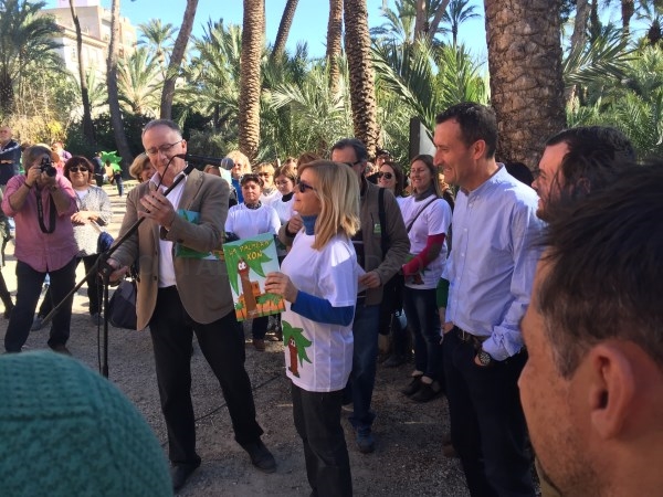Los ilicitanos junto al equipo de Gobierno rinden homenaje al Palmeral en el aniversario de su declaración como Patrimonio de la Humanidad por la UNES