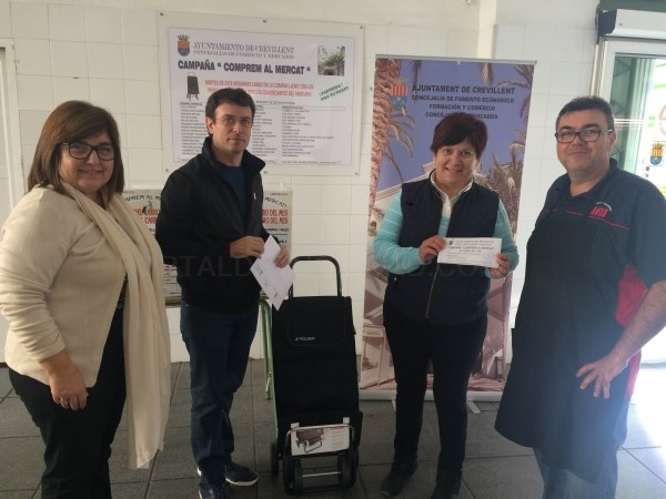 El Mercado Municipal de Abastos de Crevillent sortea entre sus clientes el carro del mes