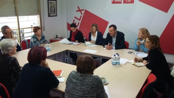 Carlos González reclama un Centro de Mayores para Elche durante la jornada de trabajo con el PSPV