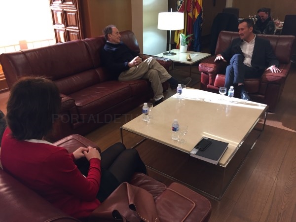 El pintor Vicente Verdú se reune con el Alcalde de Elche para barajar la posibilidad de exponer sus pinturas