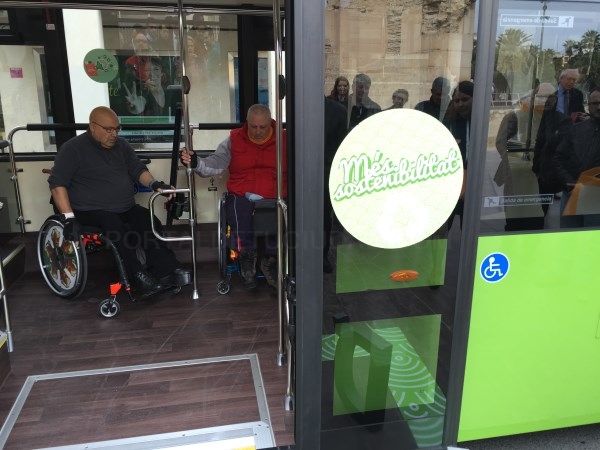 Elche presenta tres nuevos autobuses más sostenibles y con los últimos avances tecnológicos