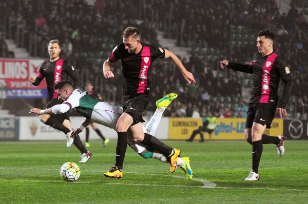 Empate entre Elche y Almería en el Martínez Valero (0-0)