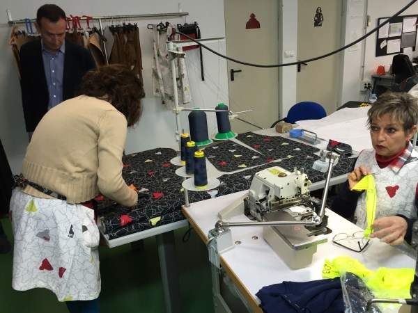 El Ayuntamiento de Elche busca nuevas vías de colaboración con A Puntadas, en su compromiso por la inclusión social