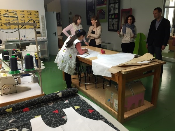 El Ayuntamiento de Elche busca nuevas vías de colaboración con A Puntadas, en su compromiso por la inclusión social
