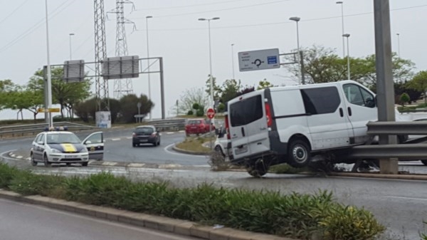 El asfalto mojado por las lluvias provoca un accidente en la entrada de Elx Nord
