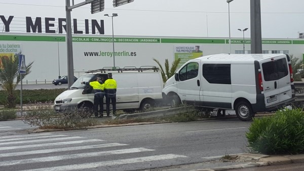 El asfalto mojado por las lluvias provoca un accidente en la entrada de Elx Nord