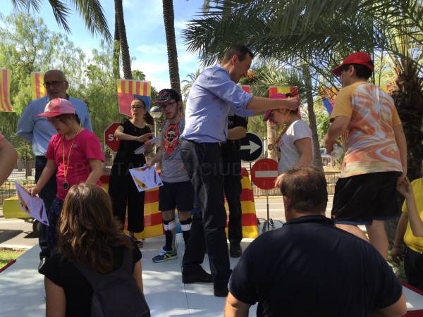 El Alcalde de Elche entrega diplomas y medallas a más de 375 niños tras el curso de Seguridad Vial