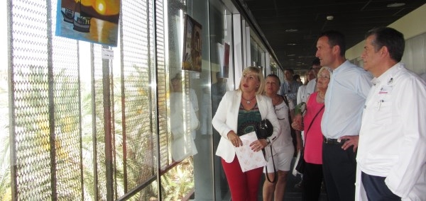 El alcalde de Elche inaugura la exposición de pintura de la  AECC en el Hospital General de Elche