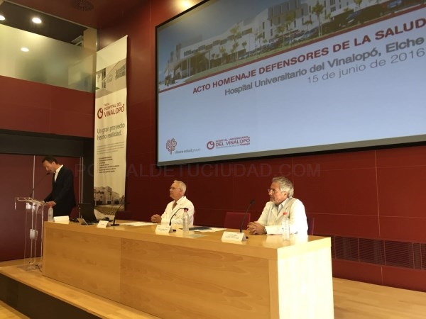 Carlos González felicita al Hospital Universitario del Vinalopó durante el homenaje "Defensores de la Salud 2016"