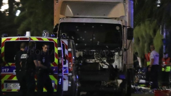 Al menos 84 muertos y más de 100 heridos en Niza por un camión que atropelló a la multitud