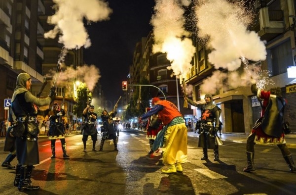 El Alardo ilicitano de los Moros y Cristianos termina con un herido leve