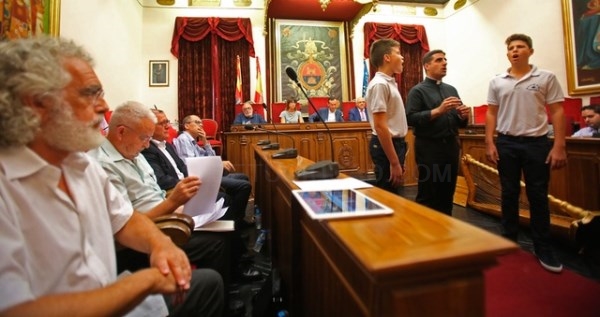 Los niños que actúan en el Misteri ensayan sus papeles ante el Alcalde de Elche