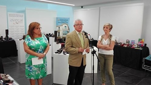 La exposición ‘La moda a tus pies’ llega al Centre Jove  con una muestra de  53 empresas