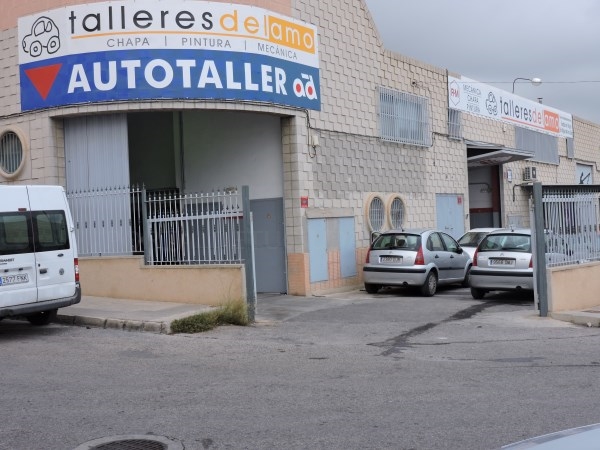 Talleres del Amo cumple 50 años reparando los coches de Elche y alrededores