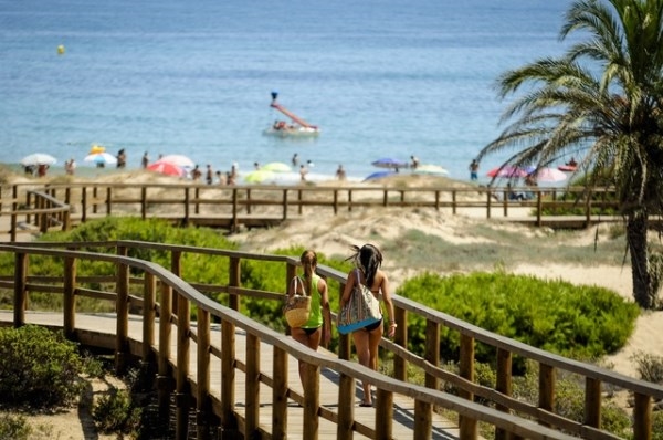 La Concejalía de Turismo propone al consejo rector de Visitelche sacar de nuevo a concurso el servicio de vigilancia de playas